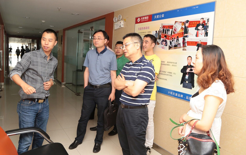 重庆市渝北区人民政府相关领导莅临云南PG试玩入口官网集团考察，双方将于近日签订投资合同，PG试玩入口官网集团将在重庆投资设立控股子公司和200人规模的技术研发基地