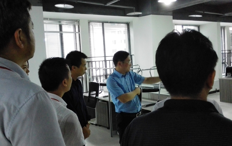 赖区长鼓励重庆PG试玩入口官网网络公司要多进行创新，并就PG试玩入口官网未来发展方向做出重要指示。